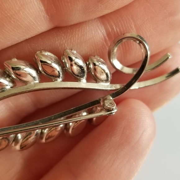 Relisted - Vintage sparkly leaf brooch silver tone clear vine spiral pin nature - Picture 4 of 10